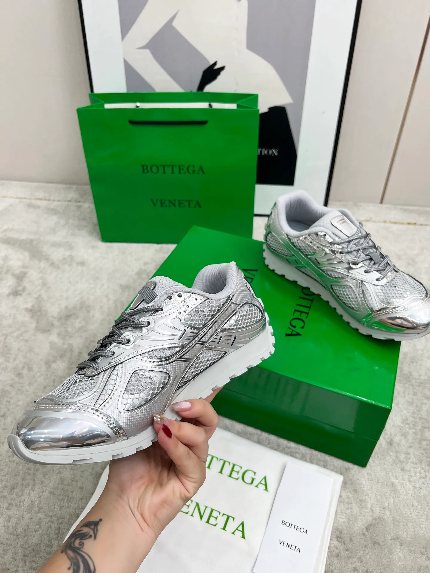 P540. Top version (couples model) Bottega Veneta Bottega Veneta 23ss autumn and winter show BV Orbit sneakers Wang Yibo's same style couples casual shoes dad shoes! Runner sneakers! Original purchase and development!  Made of original lightweight technical mesh fabric, the same as the original version! The process is complicated!  Paired with a rubber outsole designed with a geometric pattern, the high version of the Wang Zha series is actually much taller, but the legs still look slim. Very nice. Durable and playable, standard and version-matching shoe package technology, look for high-end versions. The original outsole is exclusively molded, and the color-blocked TPU outsole is used. The material and weight are the same as the original!  Size: #Female 35-41 (40 and 41 customized sizes are non-refundable) Male 39-45 (45 size customized are non-returnable and exchangeable)